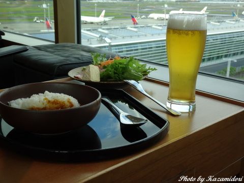 羽田のラウンジで